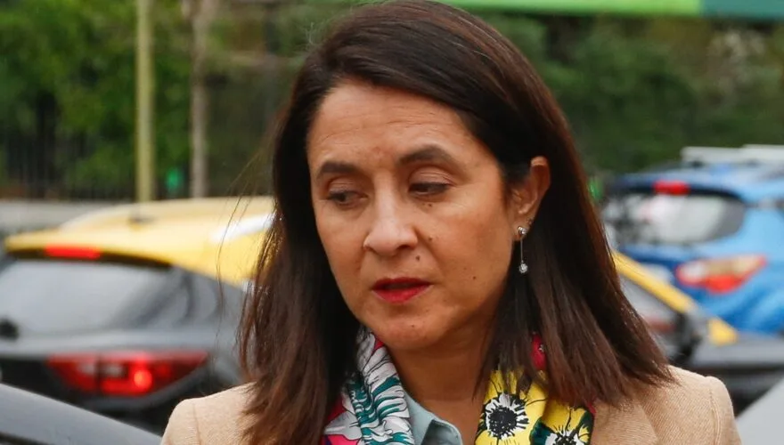 Contraloría pide a Alcaldesa Peñaloza decidir sistema control horas extras en Las Condes.