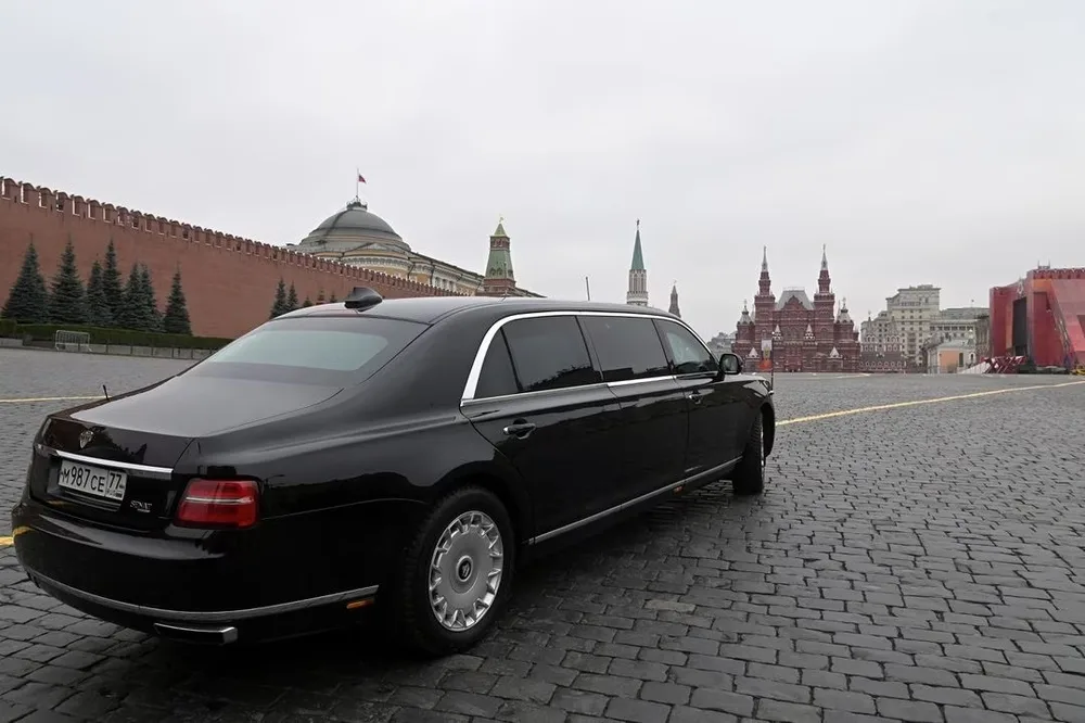 Putin regaló un lujoso auto a Kim Jong-un como muestra de su cercanía.