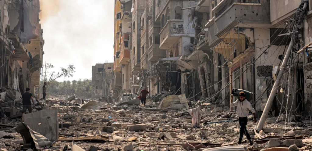 Más de 100 personas fallecen tras ataque israelí en el sureste de Gaza.