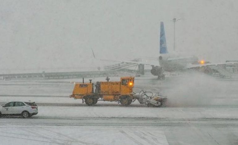 Tormenta de nieve en Nueva York causa cancelación de más de mil vuelos, generando caos