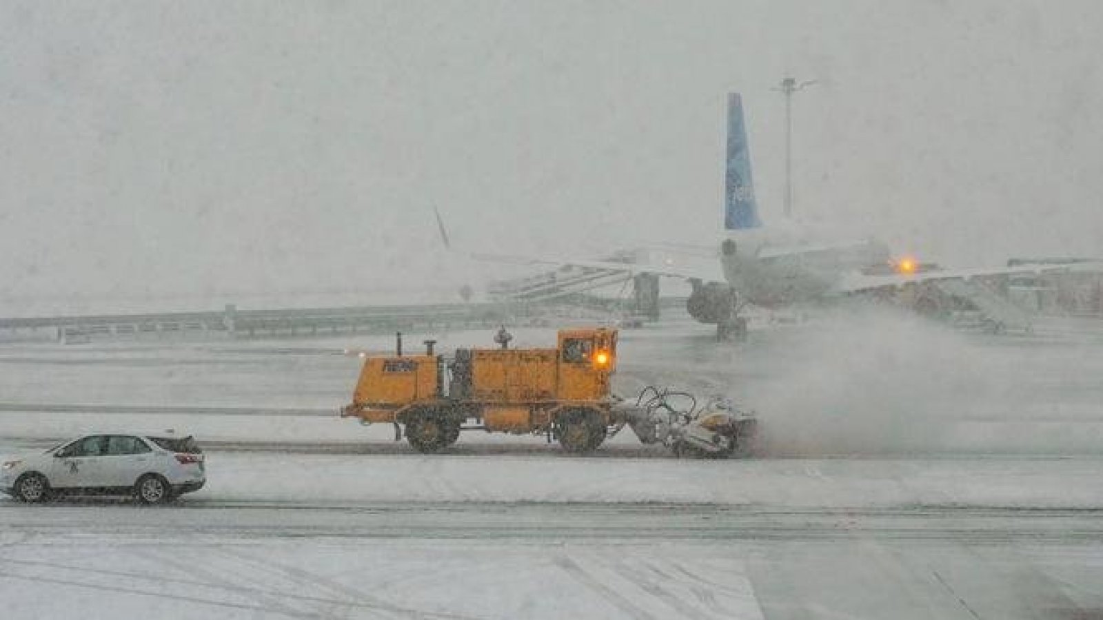 Tormenta de nieve en Nueva York causa cancelación de más de mil vuelos, generando caos
