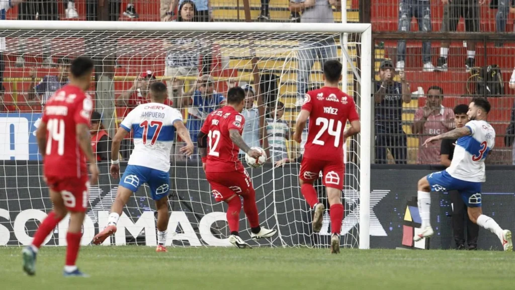 Católica sufre una derrota en su debut ante Ñublense y enfrenta complicaciones en el inicio del Campeonato Nacional