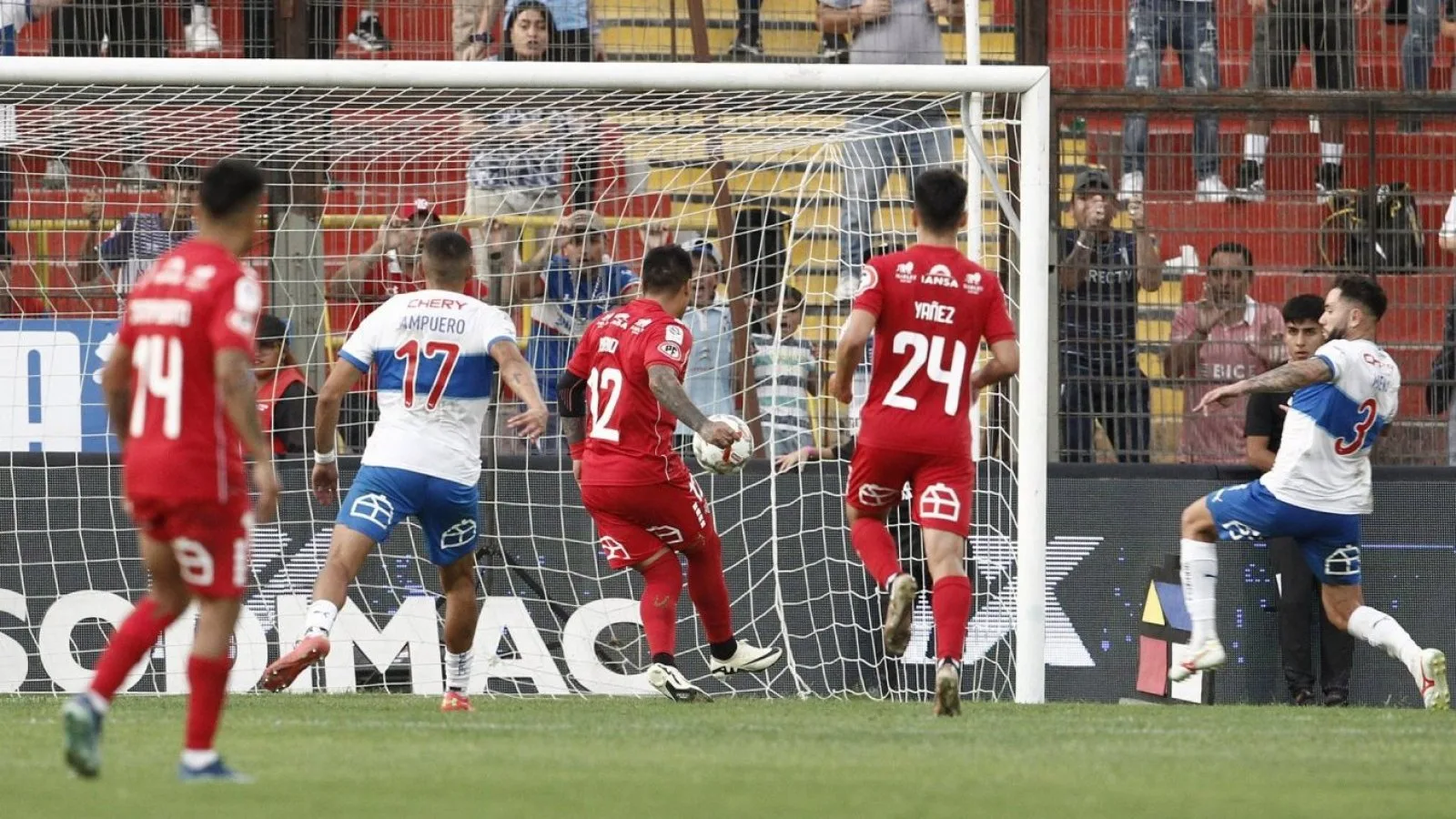 Católica sufre una derrota en su debut ante Ñublense y enfrenta complicaciones en el inicio del Campeonato Nacional