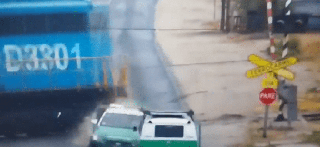 Patrulla de Carabineros fue chocada por un tren en Quillota e impactó contra un furgón, una persona en estado grave.