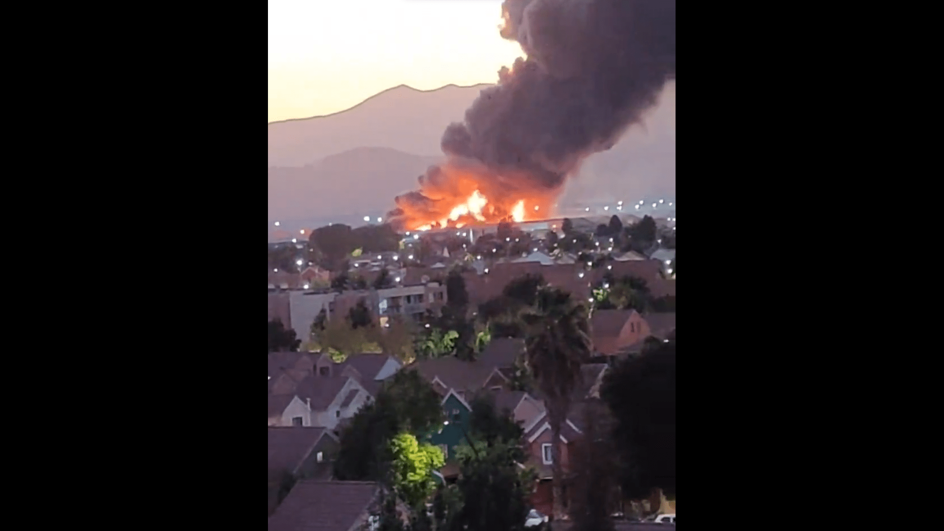 Incendio de gran magnitud azota el sector industrial de Pudahuel: Tres alarmas activadas