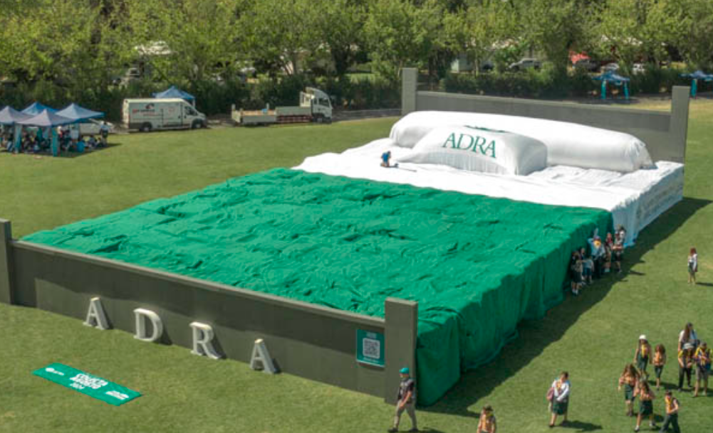 Chillán establece récord Guinness con la construcción de la cama más grande del mundo.