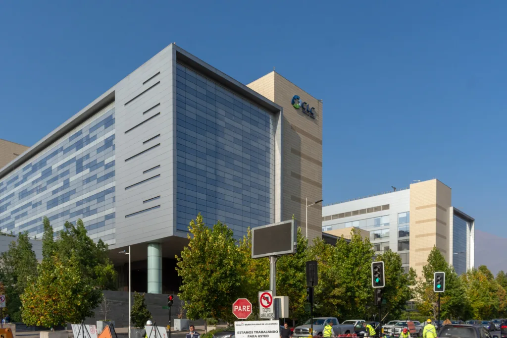 Crisis en Clínica Las Condes persiste con números rojos, una demanda de Cruz Verde y problemas con las Isapres.