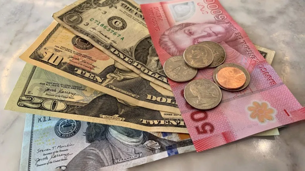 ¿Se acerca a los $1000?: Peso chileno continúa debilitado frente a un dólar que aumenta nuevamente.