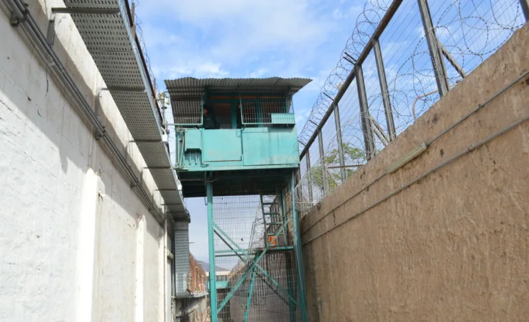 Tres reos intentaron escapar de la cárcel en Copiapó: uno falleció en el intento