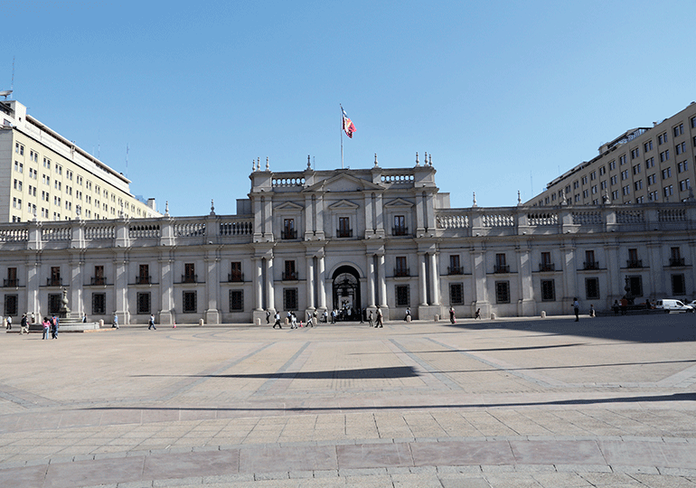 Una mujer de 44 años fue detenida cerca de La Moneda tras intentar atropellar a un carabinero. Aunque no había consumido alcohol, se detectó el consumo de psicotrópicos.