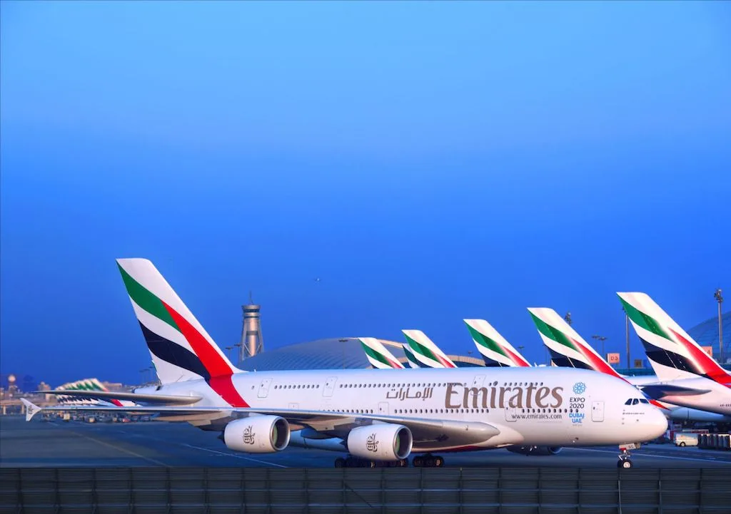 Aerolínea Emirates ofrece sueldo de casi $3 millones y publica requisitos para trabajadores en Chile