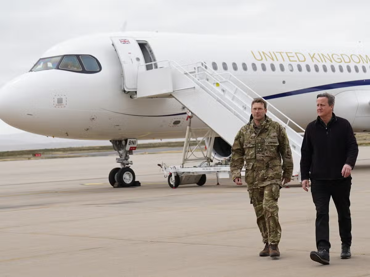 Canciller británico David Cameron desembarcó en las Islas Malvinas.