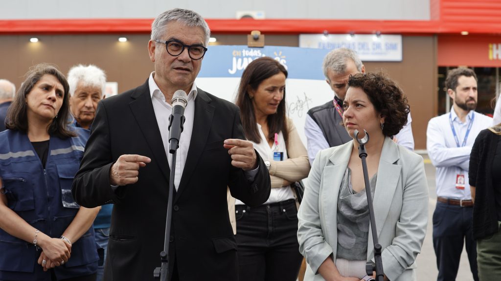 Primer cálculo del Gobierno: Costo de reconstrucción por incendios en Valparaíso podría superar los US$1.000 millones