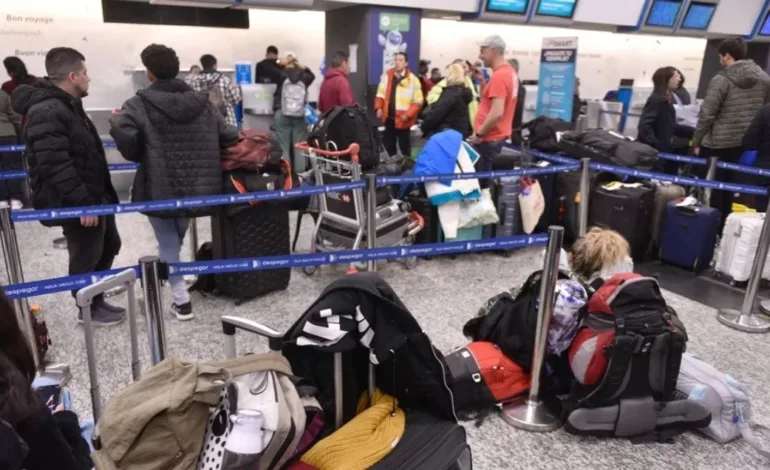 Aerolíneas informan medidas para pasajeros chilenos ante paro en aeropuertos de Argentina.