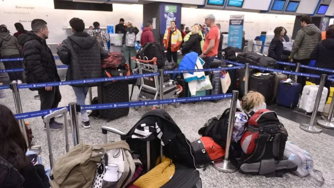 Aerolíneas informan medidas para pasajeros chilenos ante paro en aeropuertos de Argentina.
