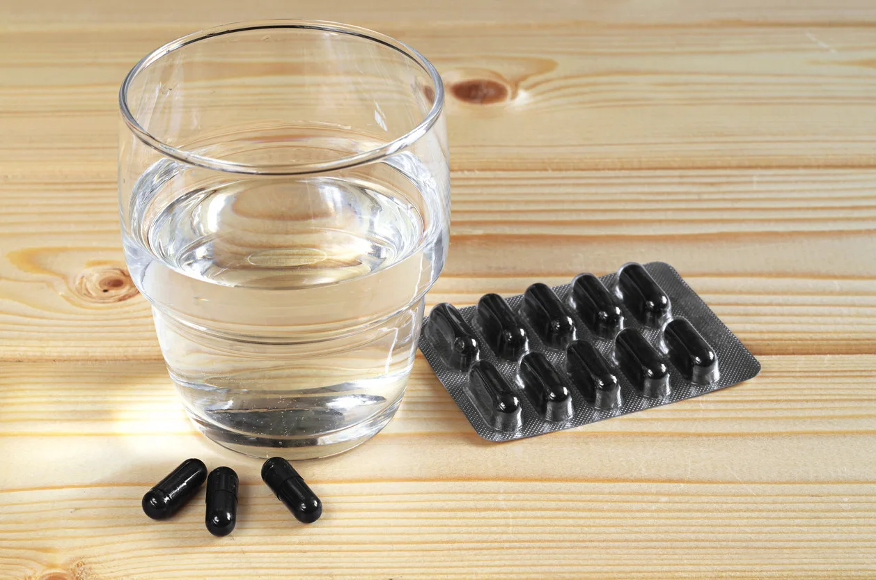 Pastillas de carbón: un remedio popular con riesgos si no se usa adecuadamente