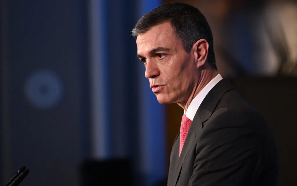 Pedro Sánchez llega a Chile en medio de escándalo de corrupción y acuerdo sobre ley de amnistía.