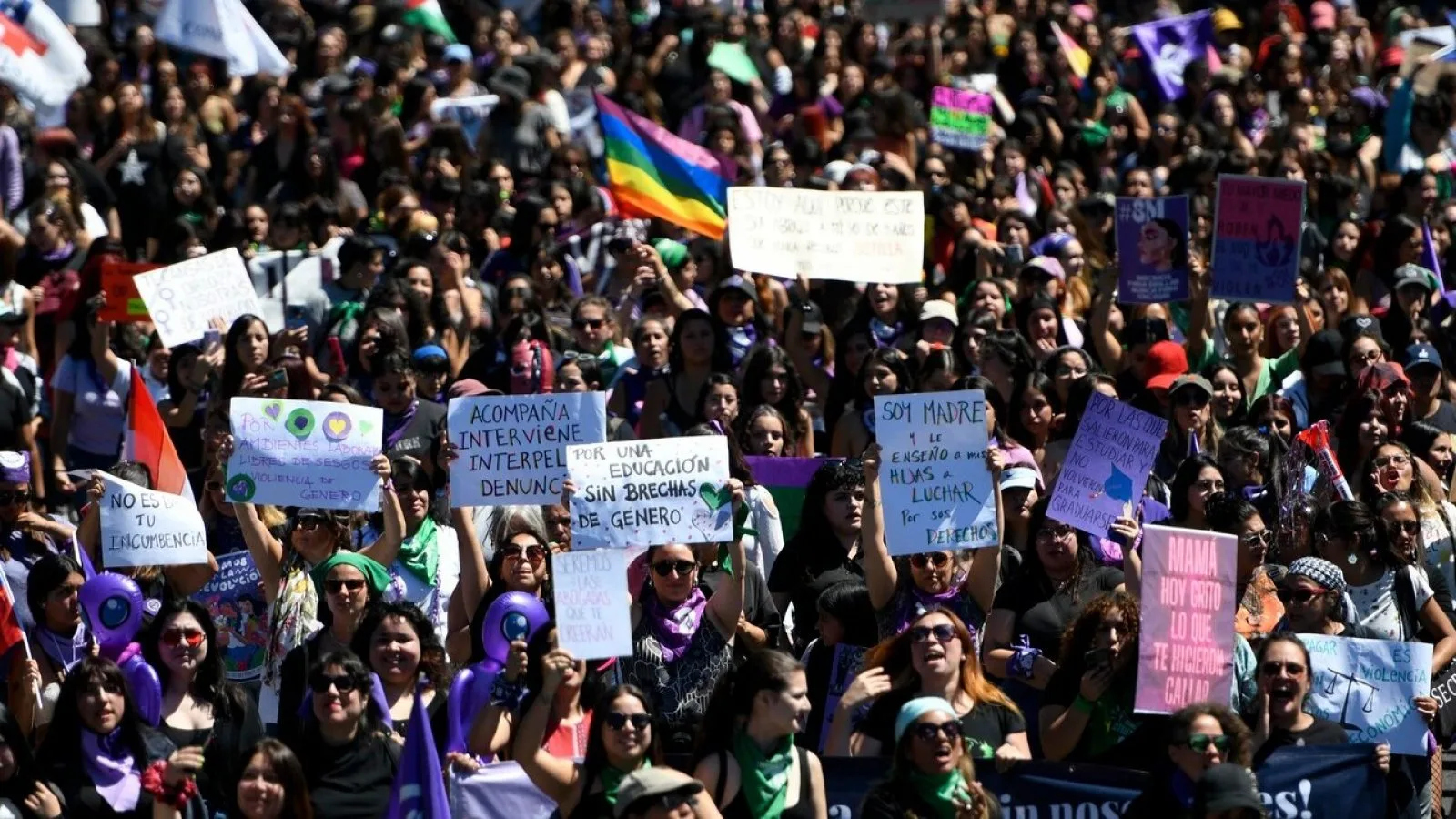 Carabineros cifra en 35.000 los asistentes a la marcha del 8M en Santiago.