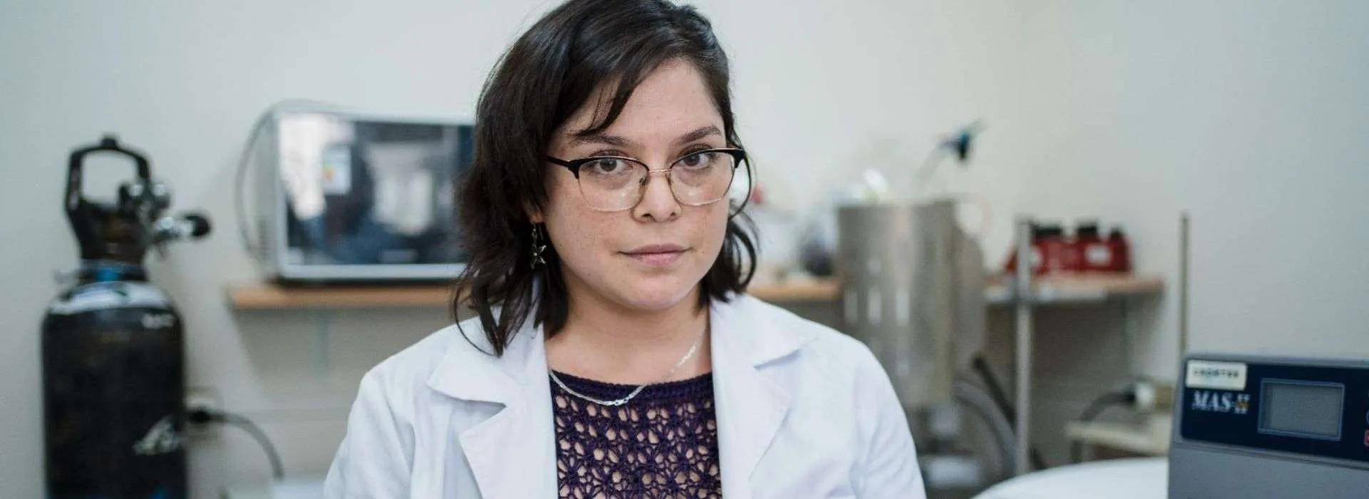 Avance científico en Chile: Carolina Manquian, descubre y adapta cristal metal-orgánico para almacenamiento de energía.
