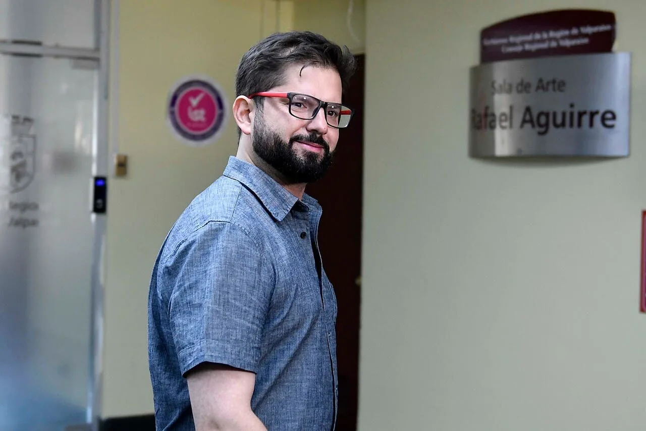 Descenso en la Aprobación de Boric: Encuesta Cadem Revela Evaluación Crítica al Segundo Año de Gobierno.