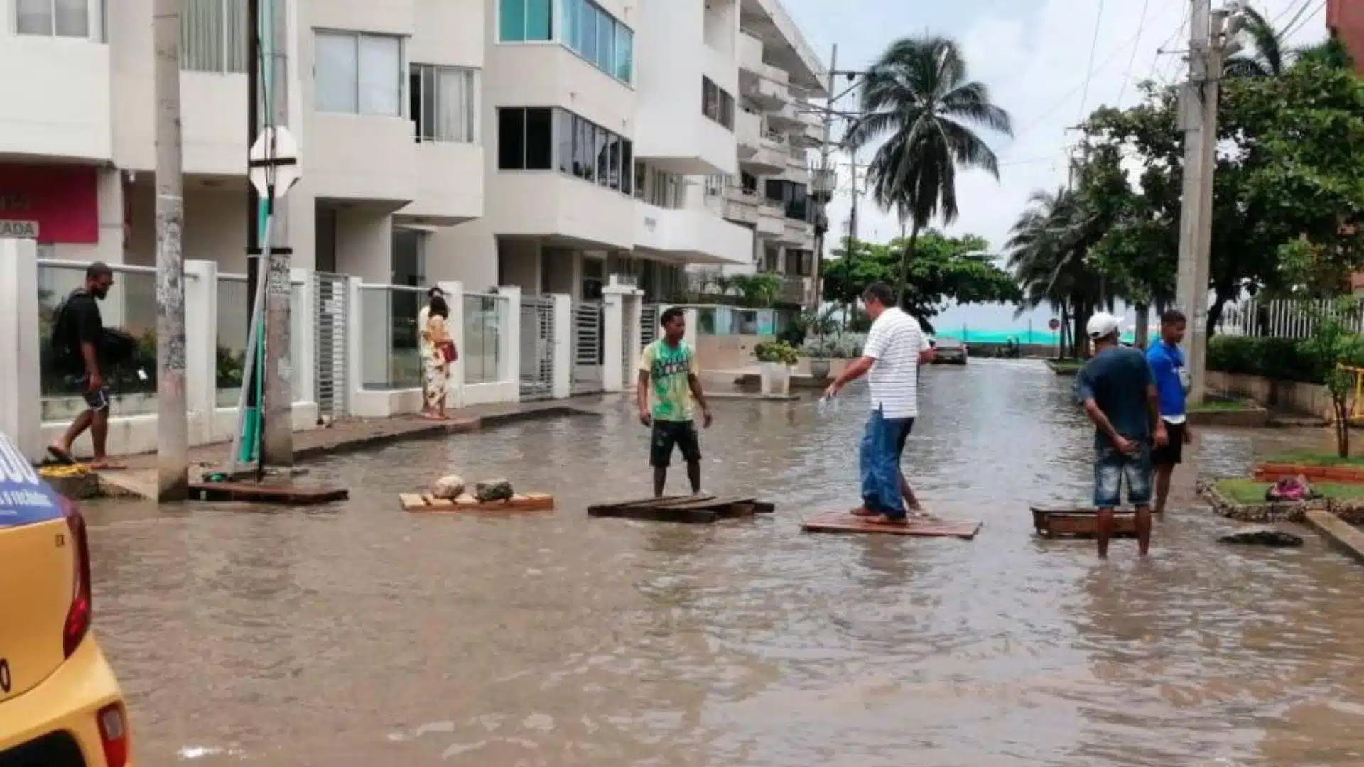 Emergencia en Cartagena: el mar arrasa viviendas, muelles y desentierra cadáveres de cementerio colombiano.