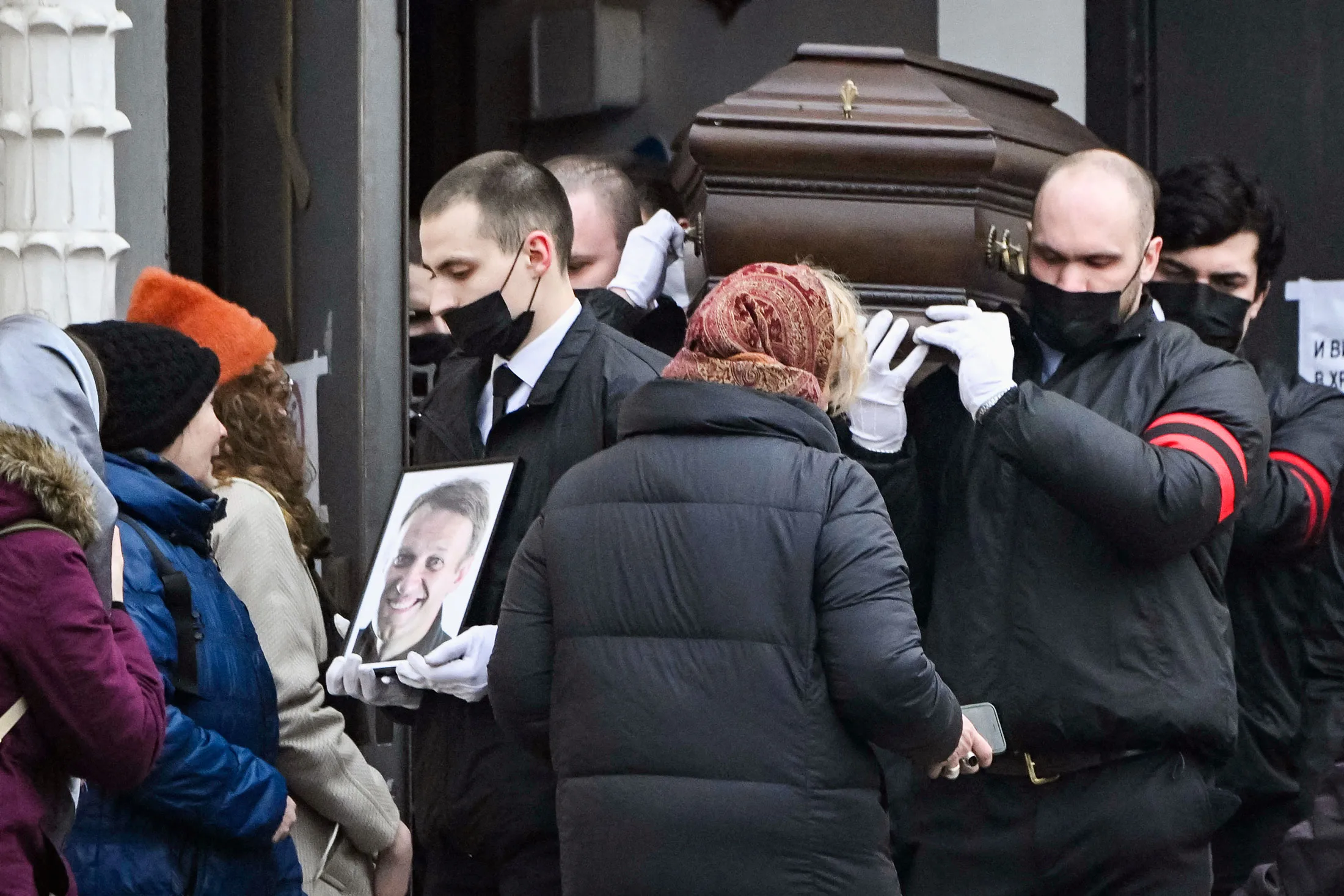 Miles de personas asisten al funeral de Navalny en Moscú, desafiando las advertencias del régimen de Putin.
