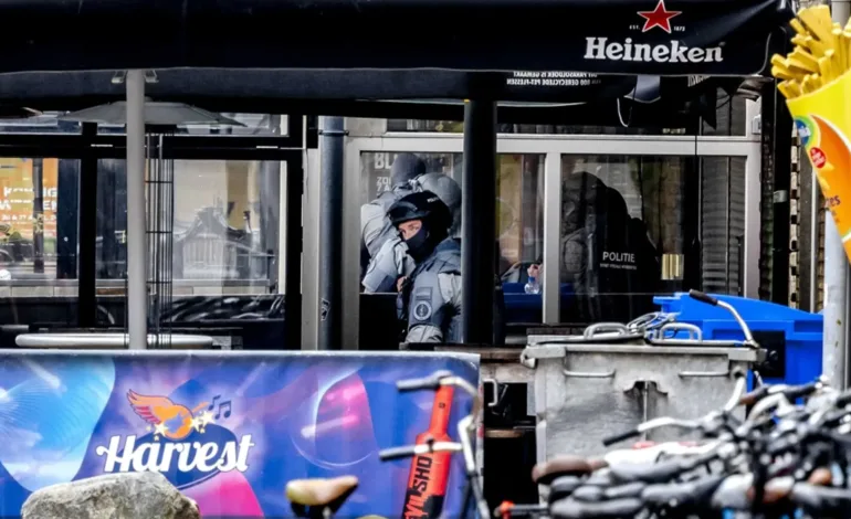 Toma de rehenes en café de Países Bajos: Policía actúa mientras hombre armado mantiene situación