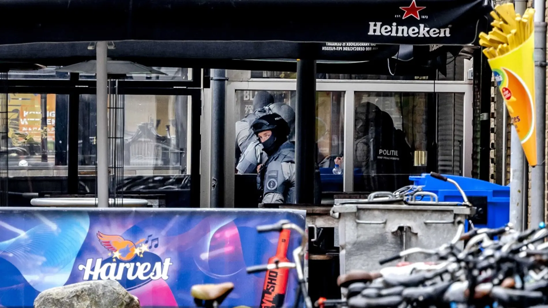 Toma de rehenes en café de Países Bajos: Policía actúa mientras hombre armado mantiene situación