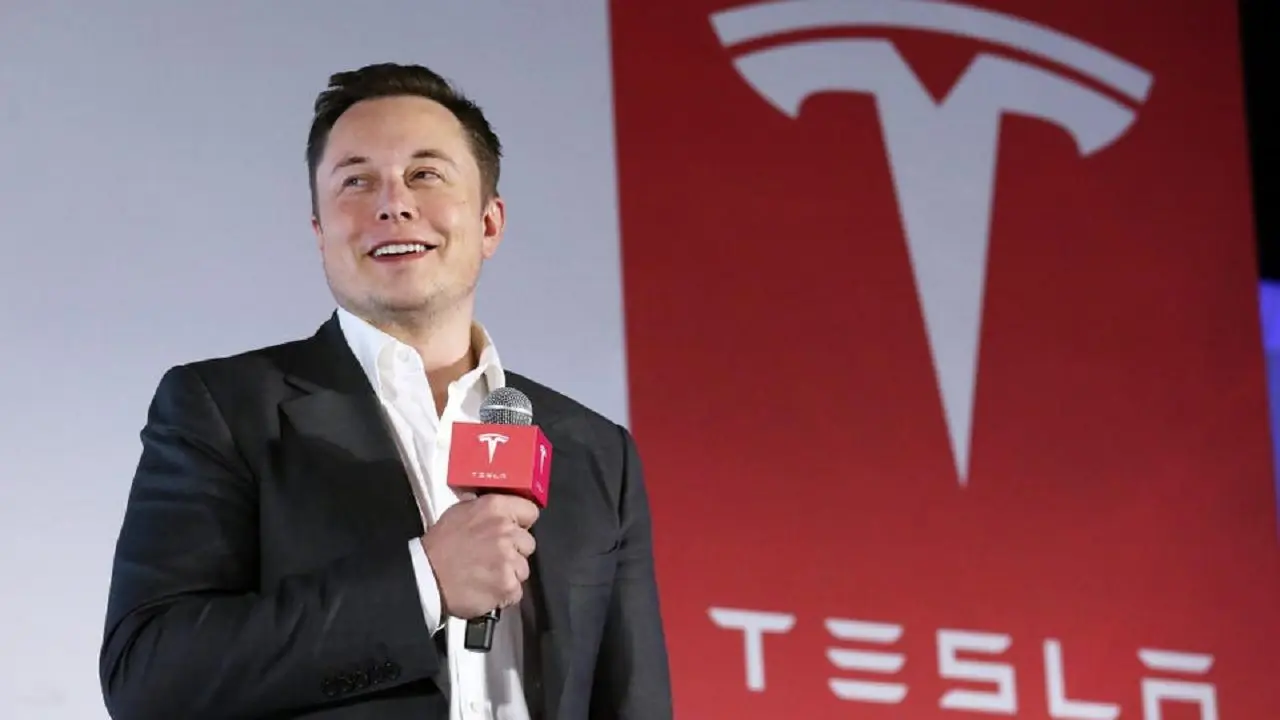 Elon Musk visita planta de Tesla en Alemania tras reanudación de producción tras sabotaje.