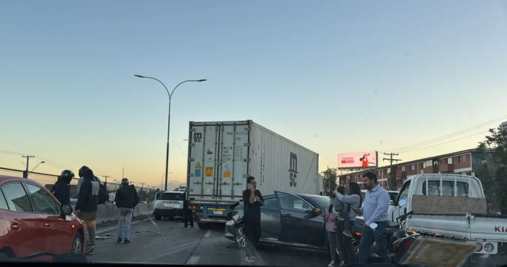 Trágico suceso en Ruta 5: Camión impacta contra cinco vehículos en San Miguel.