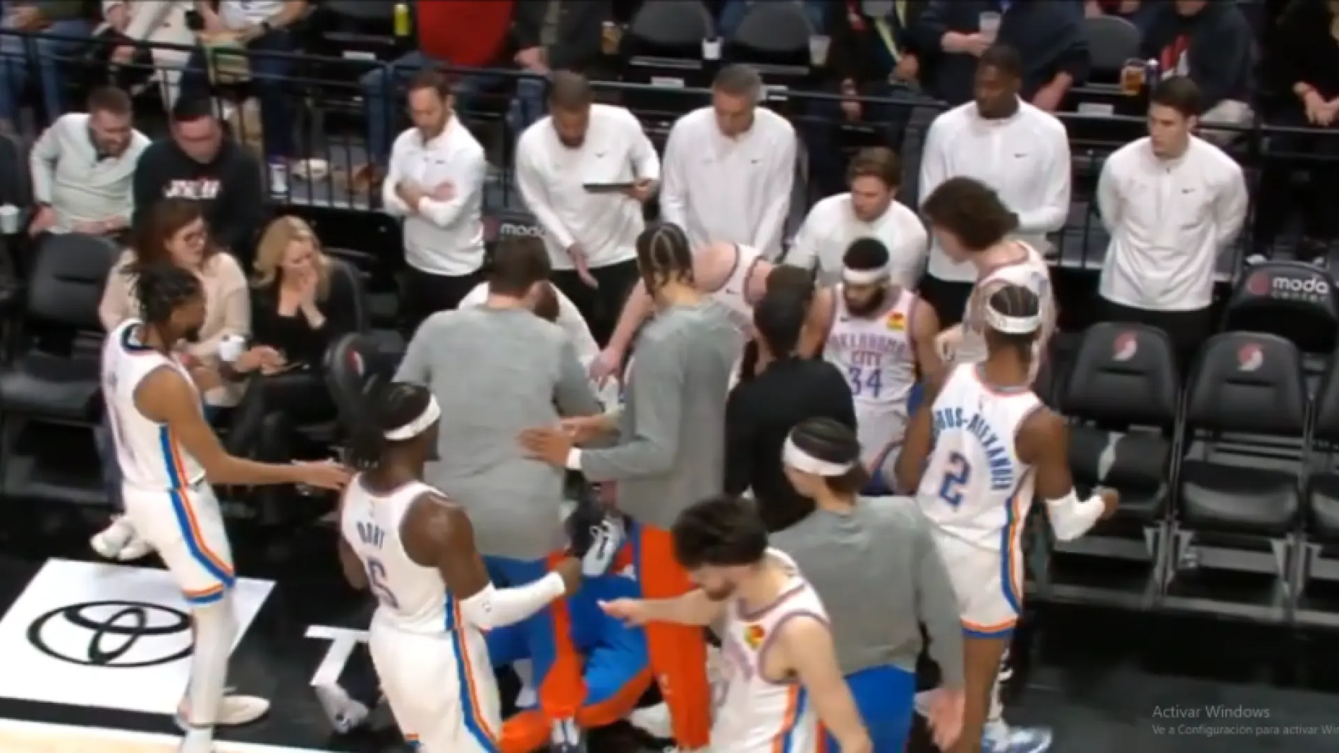 Desmayo sorpresivo de estrella causa conmoción en la NBA: Recibe atención inmediata.