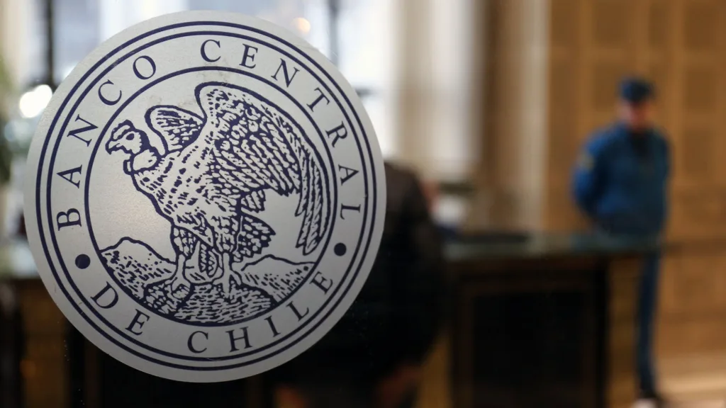 Bloomberg: «El Banco Central de Chile no puede ignorar la moneda con el peor desempeño del mundo»