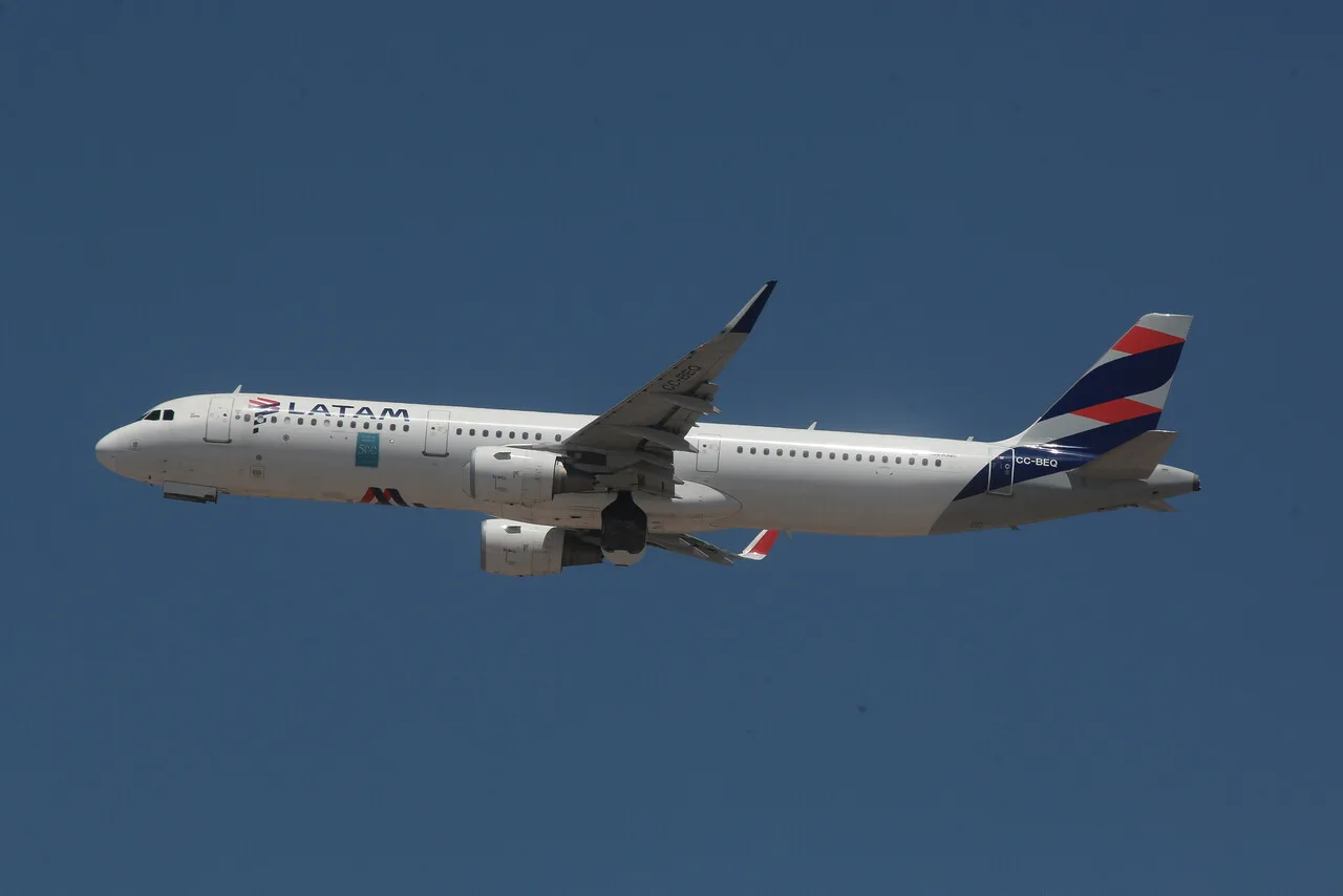 Incidente en vuelo de Latam: Supuesto altercado entre azafata y piloto emerge como posible causa.