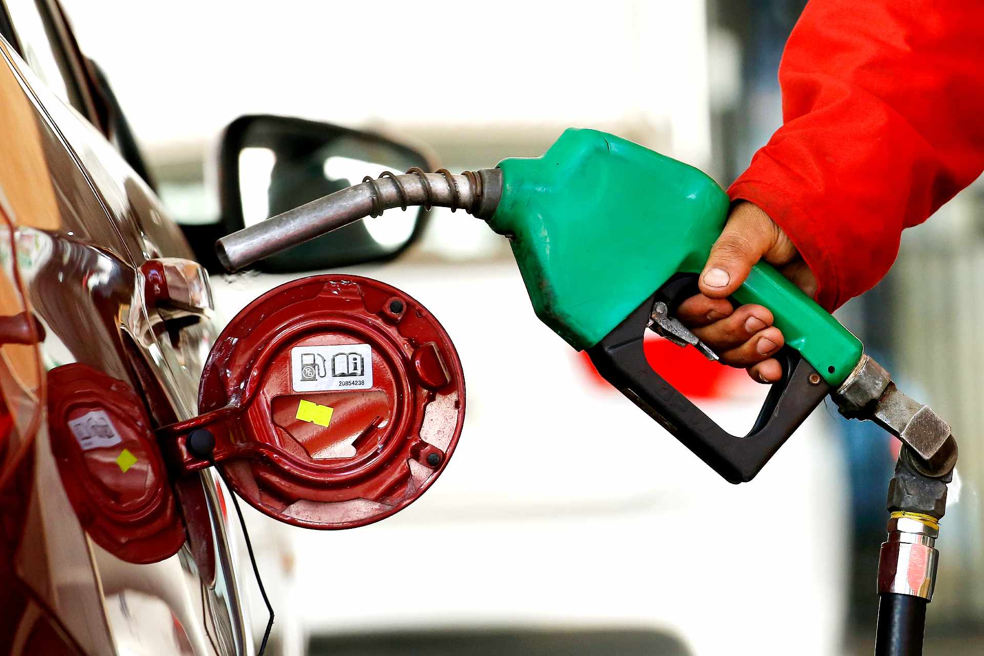 Se anticipan importantes incrementos en los precios de las bencinas hasta abril.