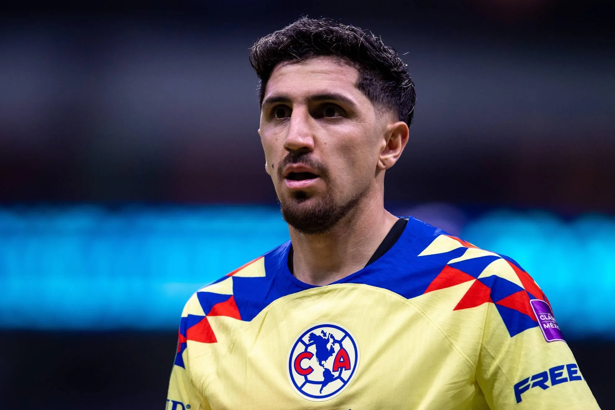 Preocupación en La Roja: Diego Valdés se retira lesionado durante el clásico entre América y Chivas por la Liga MX.