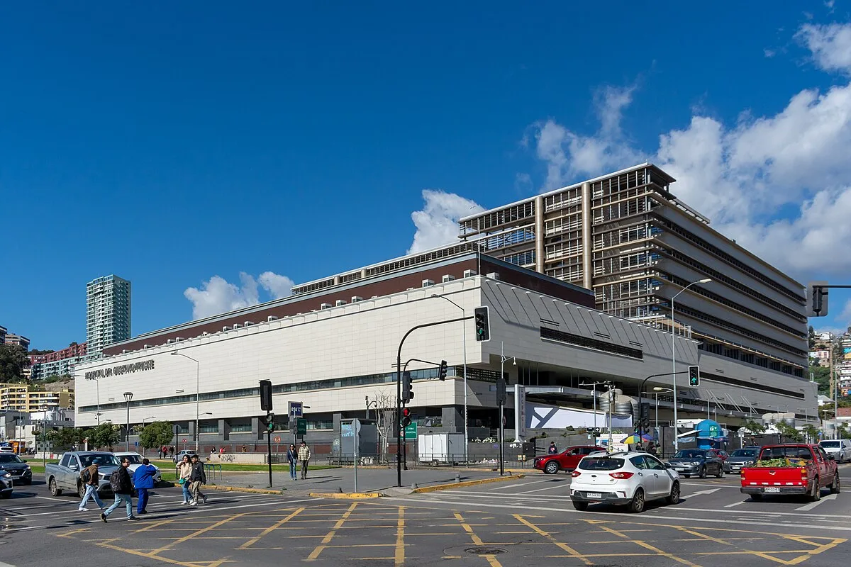 Renuncia el Director del Hospital Dr. Gustavo Fricke tras quejas de gestión y filtraciones de aguas grises.