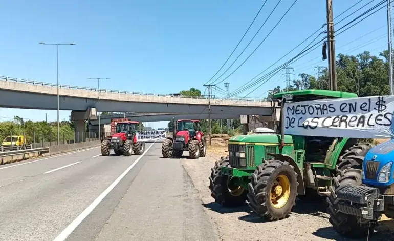 Agricultores mantienen firmeza: Bloquean con tractores la Ruta 5 en Victoria en protesta por el valor del trigo.