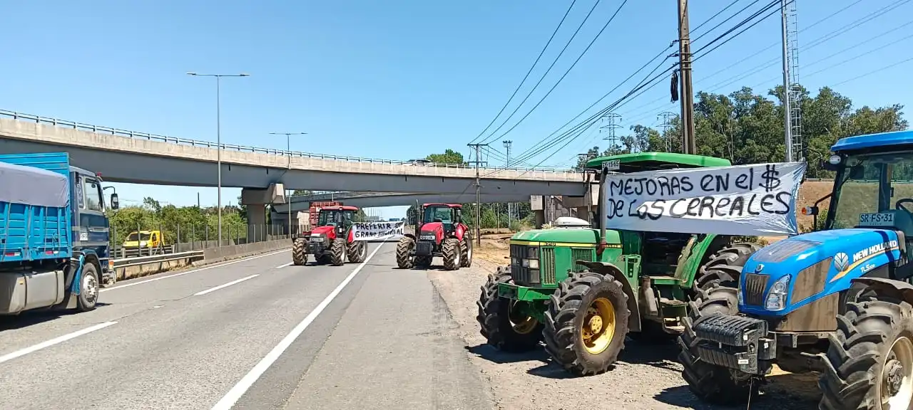Agricultores mantienen firmeza: Bloquean con tractores la Ruta 5 en Victoria en protesta por el valor del trigo.