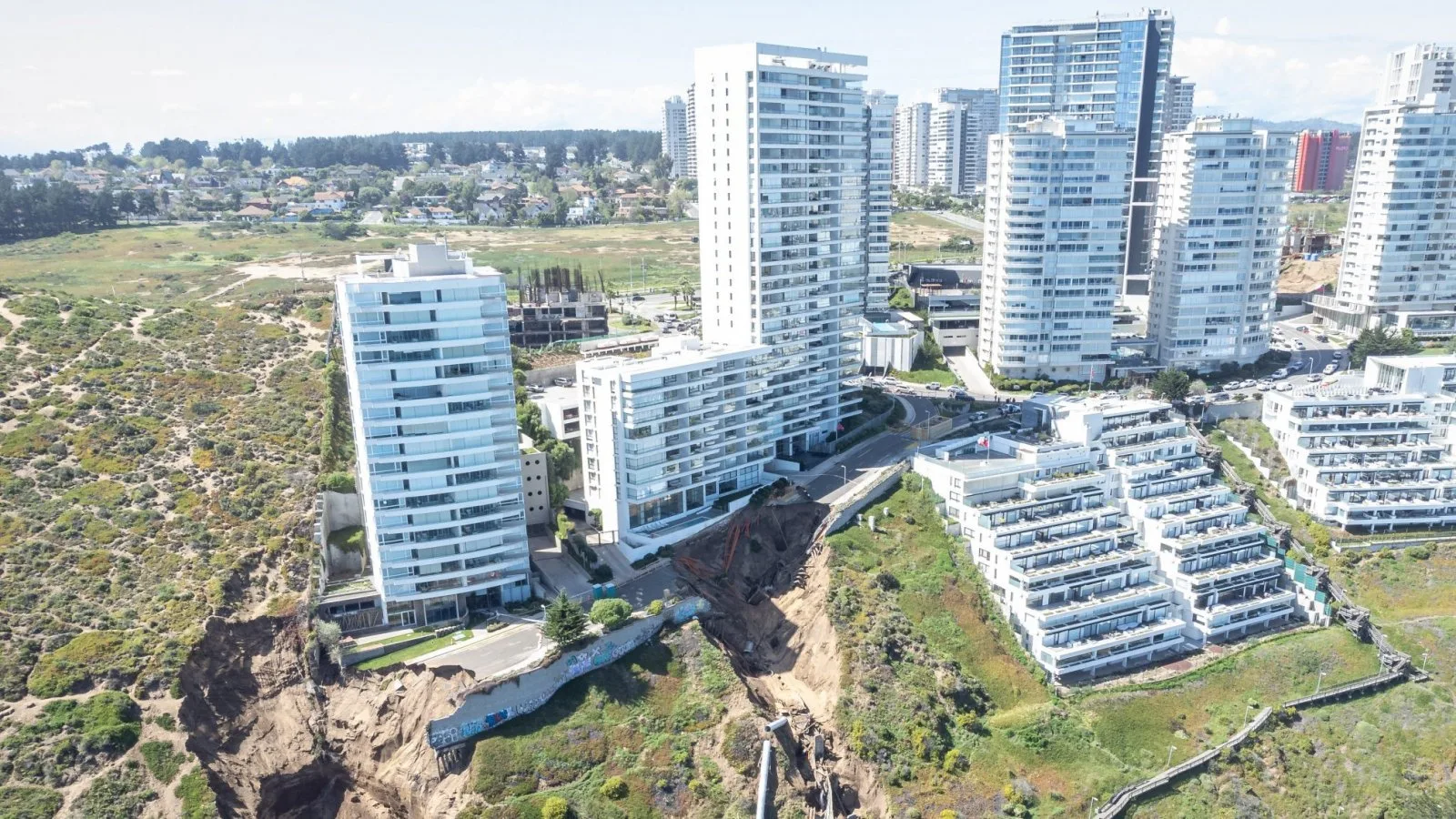 Vecinos del Edificio Kandinsky Desafían a la SEC: Exigen Reposición Urgente de Energía Eléctrica.