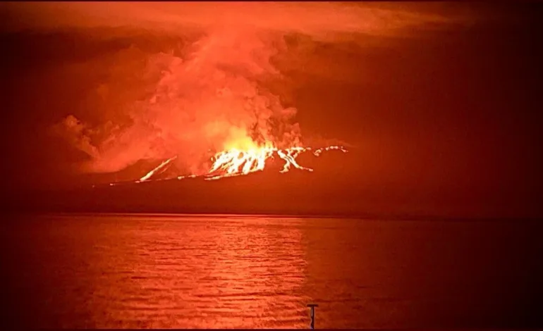 El volcán La Cumbre en el archipiélago de Galápagos entra en erupción.