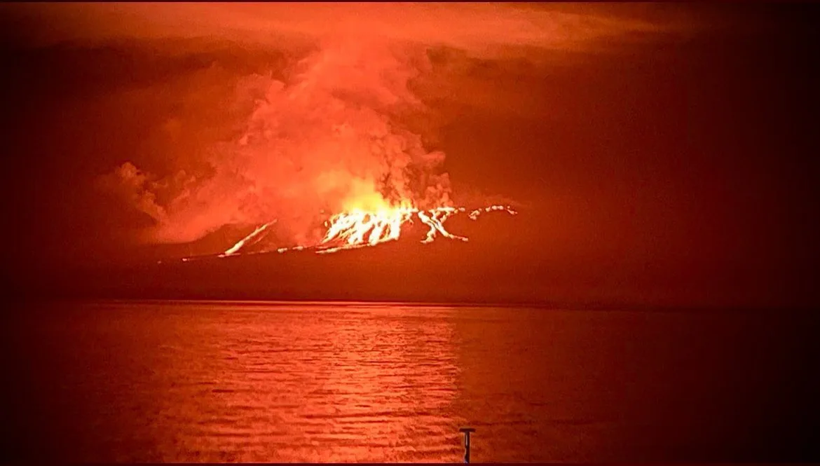 El volcán La Cumbre en el archipiélago de Galápagos entra en erupción.