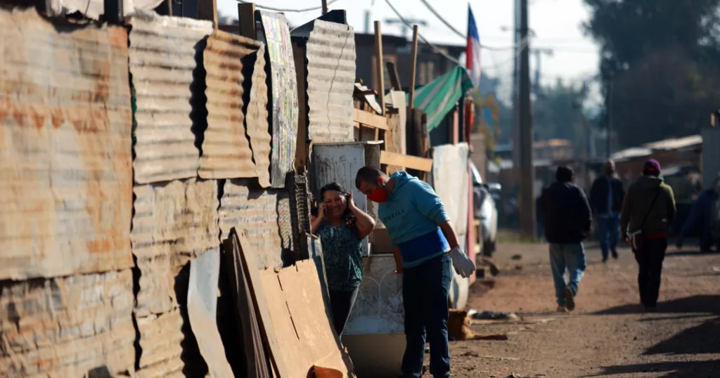 Alcalde de Huechuraba critica a Techo para Chile por «perpetuar la precariedad con mediaguas desde los 90»
