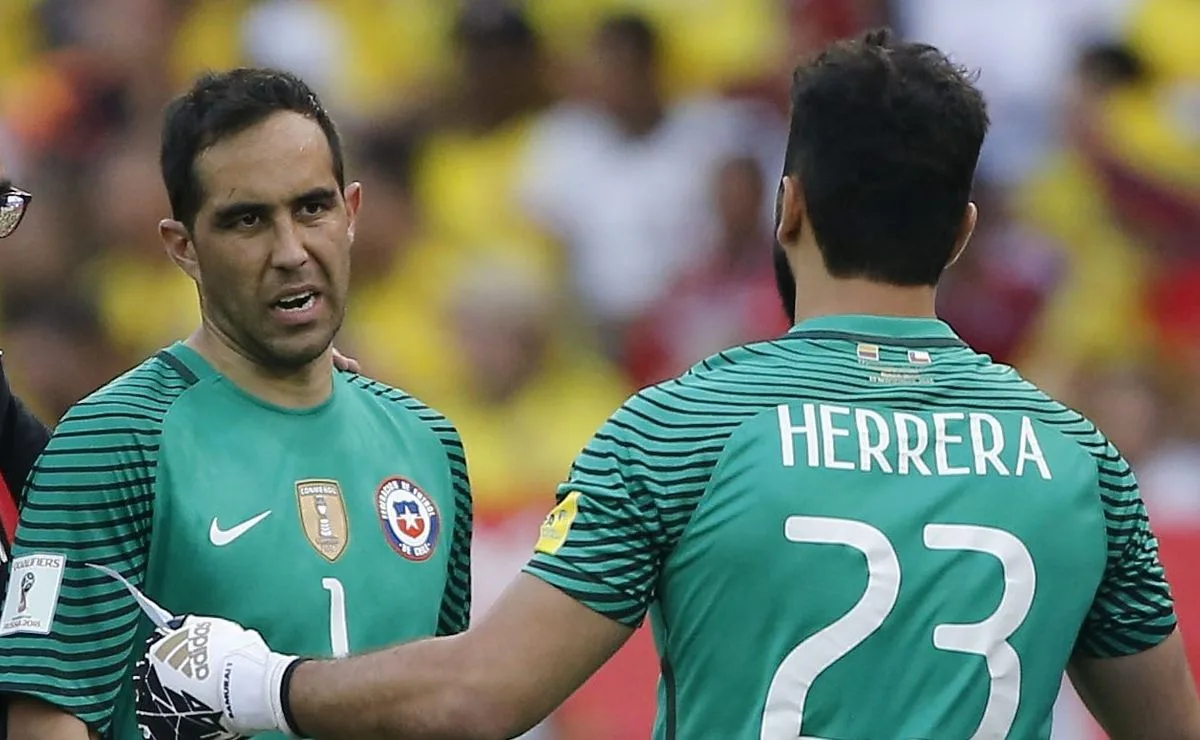 Johnny Herrera respondió a las críticas hacia Claudio Bravo y defendió al arquero