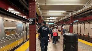 Nueva York: Muere una persona arrollada tras ser empujada a las vías del metro