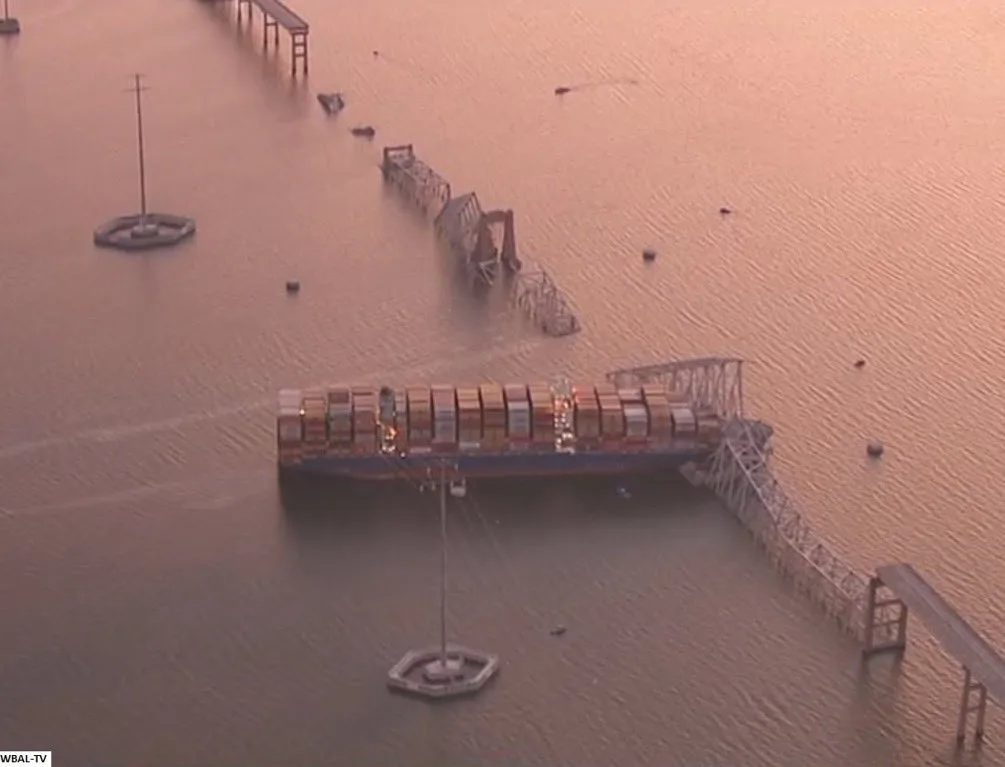 Puente en Baltimore colapsa tras choque de carguero