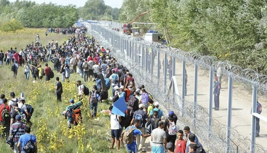 El Controvertido «Muro» Antiinmigrantes de Hungría que Visitará J. A. Kast