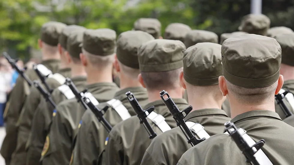 Ucrania restringe servicios consulares a hombres en edad militar en el extranjero: Expertos cuestionan la proporcionalidad