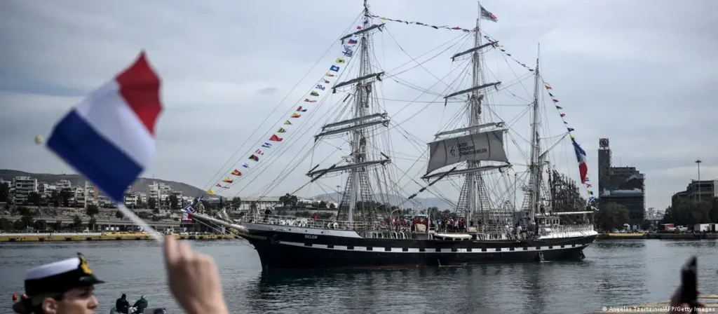 La llama olímpica emprende su travesía hacia Francia a bordo del histórico velero «Belem»