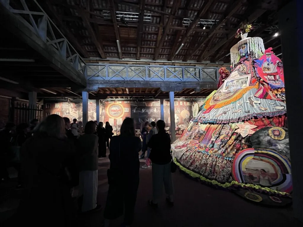 Debut triunfal de Chile en la 60° Bienal de Arte de Venecia: Multitudinaria presencia de artistas en la inauguración del Pabellón chileno