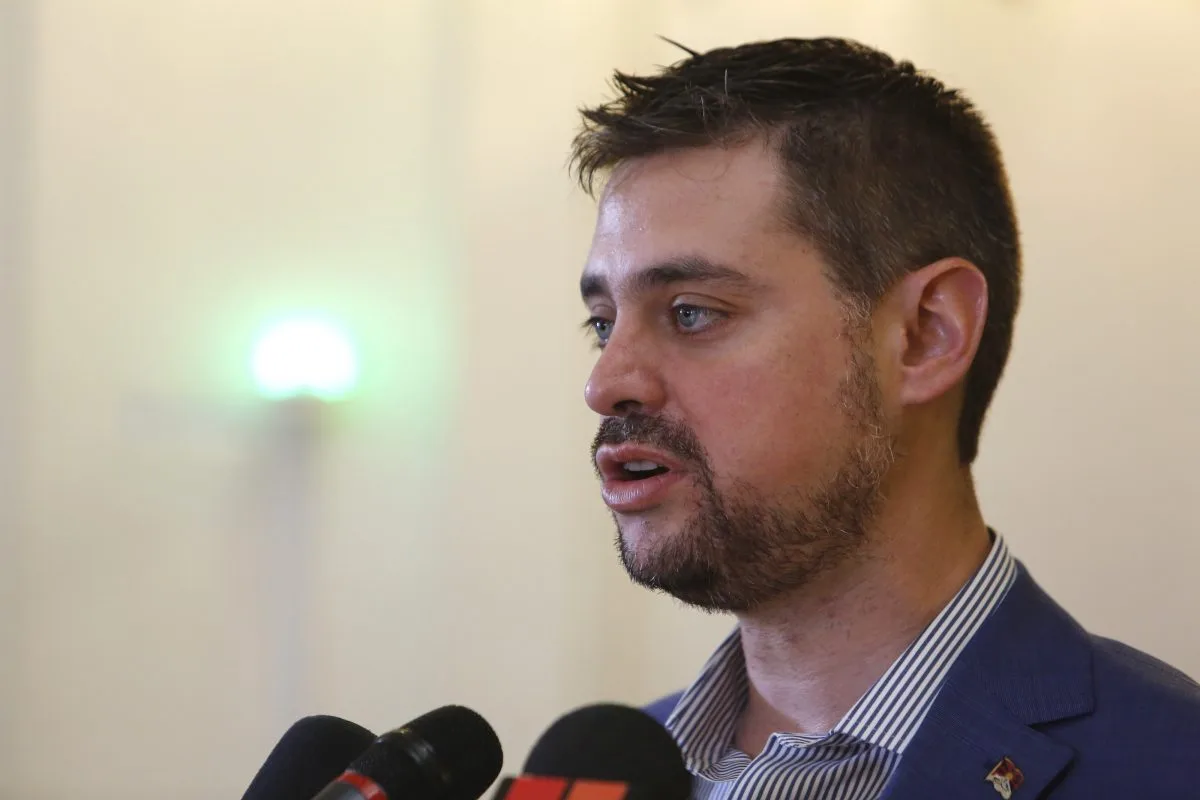 Propuesta de Daniel Manouchehri (PS): prohibir el ingreso de venezolanos por 24 meses y restringir los envíos de dinero